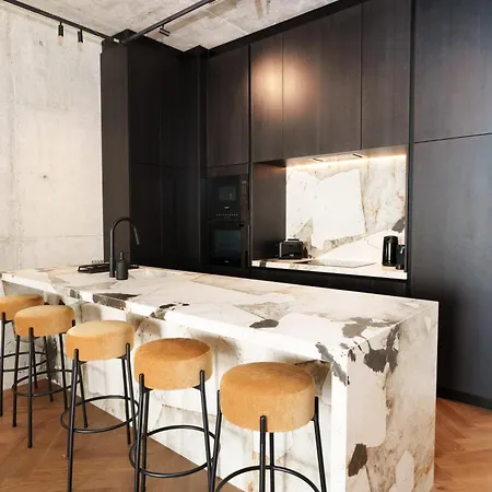 Wealthystays 2br Flat, Gym, 11th Floor, Center Apartment