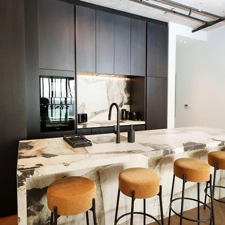 Wealthystays 2br Flat, Gym, 11th Floor, Center